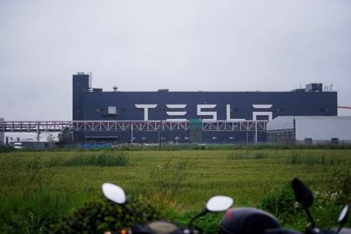 اعتراض شدید کارکنان کارخانه تسلا در شانگهای